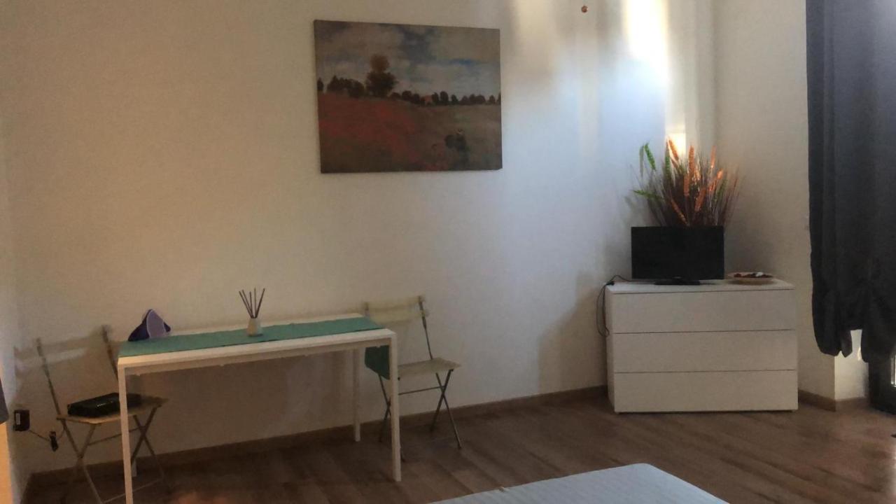 Monolocale Arredato Con Una Camera Apartemen Parma